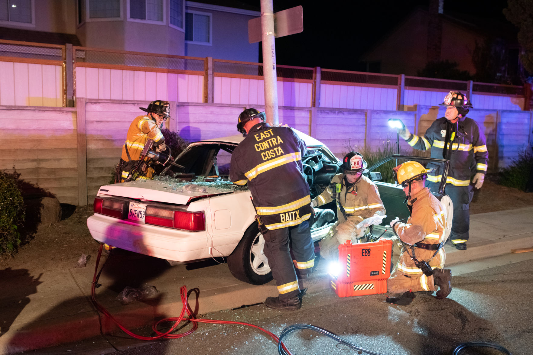 Car strikes light pole in Oakley